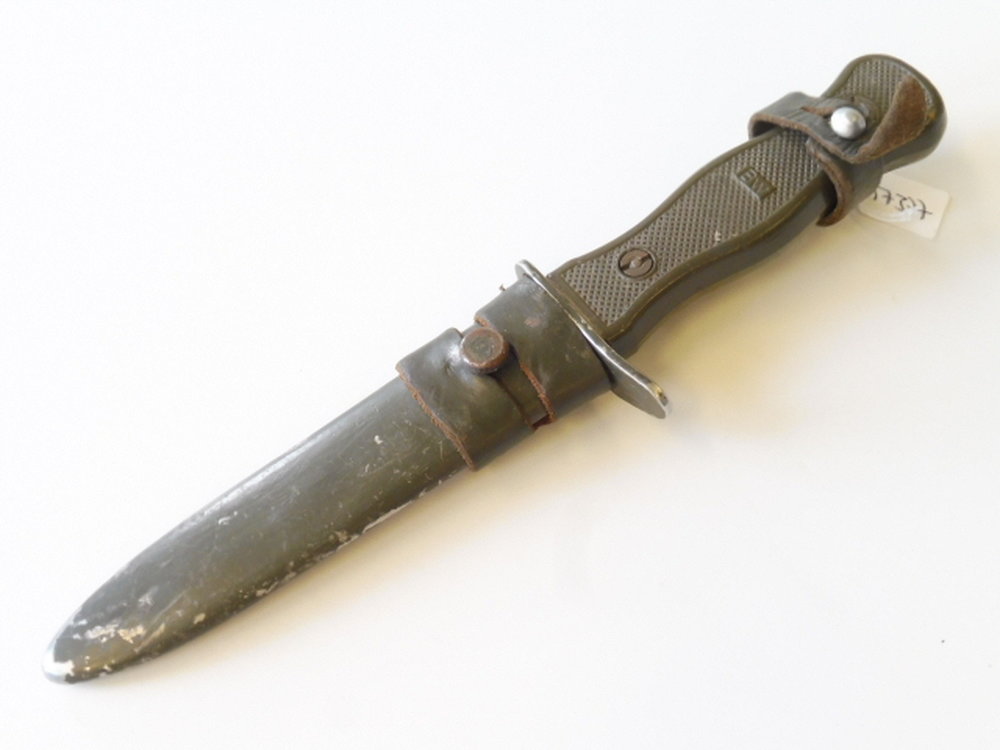 Bundeswehr Kampfmesser alter Art datiert 1970 mit Koppelschuh, 50,00