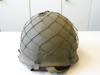 Bundeswehr, Stahlhelm alter Art für Fallschirmtruppen , ungebrauchtes Stück mit Tarnnetz