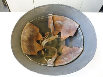 Schweden, Stahlhelm M21, von der Armee überlackiertes Stück