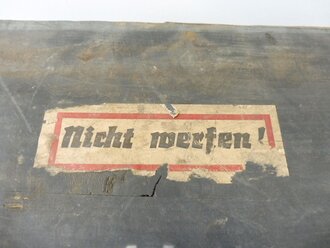 Transportkasten für " 14 SS Gewehr Panzer Granaten 61"  in sehr gutem Zustand. Seitlich Versandetikett der Heeres Munitionsanstalt St.Georgen, Innen mit Packzettel von 1943. Selten