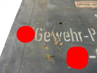 Transportkasten für " 14 SS Gewehr Panzer Granaten 61"  in sehr gutem Zustand. Seitlich Versandetikett der Heeres Munitionsanstalt St.Georgen, Innen mit Packzettel von 1943. Selten