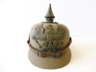 Preussen, Pickelhaube für Mannschaften aus Filz. Korpus in sehr gutem Zustand, das Innenfutter grösstenteils lose. Kinnriemen restauriert, die Metallbeschläge wohl in alter Zeit nachlackiert ?