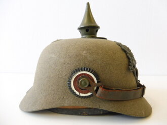 Preussen, Pickelhaube für Mannschaften aus Filz. Korpus in sehr gutem Zustand, das Innenfutter grösstenteils lose. Kinnriemen restauriert, die Metallbeschläge wohl in alter Zeit nachlackiert ?