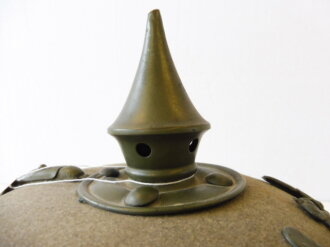 Preussen, Pickelhaube für Mannschaften aus Filz. Korpus in sehr gutem Zustand, das Innenfutter grösstenteils lose. Kinnriemen restauriert, die Metallbeschläge wohl in alter Zeit nachlackiert ?