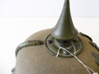 Preussen, Pickelhaube für Mannschaften aus Filz. Korpus in sehr gutem Zustand, das Innenfutter grösstenteils lose. Kinnriemen restauriert, die Metallbeschläge wohl in alter Zeit nachlackiert ?