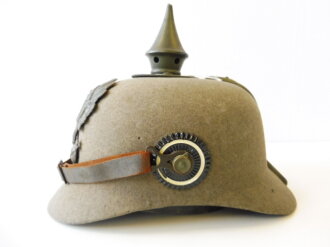 Preussen, Pickelhaube für Mannschaften aus Filz. Korpus in sehr gutem Zustand, das Innenfutter grösstenteils lose. Kinnriemen restauriert, die Metallbeschläge wohl in alter Zeit nachlackiert ?