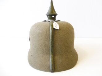 Preussen, Pickelhaube für Mannschaften aus Filz. Korpus in sehr gutem Zustand, das Innenfutter grösstenteils lose. Kinnriemen restauriert, die Metallbeschläge wohl in alter Zeit nachlackiert ?