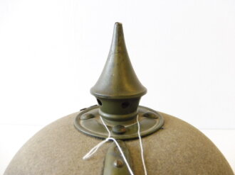 Preussen, Pickelhaube für Mannschaften aus Filz. Korpus in sehr gutem Zustand, das Innenfutter grösstenteils lose. Kinnriemen restauriert, die Metallbeschläge wohl in alter Zeit nachlackiert ?