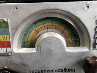 Luft-Boden Einheitsempfänger E52 a-1 "Köln" . Gehäuse überlackiert, innen anscheinend unberührt, Funktion nicht geprüft.