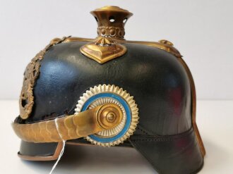 Bayern, Pickelhaube für einen Reserveoffizier der Infanterie. Spitze fehlt, das Innenfutter an mindestens zwei Stellen mit Klebstoff fixiert