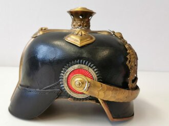 Bayern, Pickelhaube für einen Reserveoffizier der Infanterie. Spitze fehlt, das Innenfutter an mindestens zwei Stellen mit Klebstoff fixiert