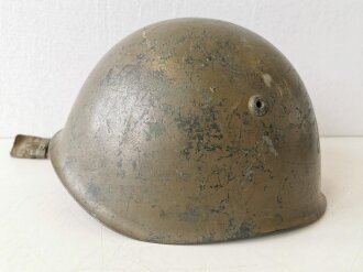 Italien 2. Weltkrieg, Stahlhelm M33, alt überlackiertes Stück, Kinnriemen defekt