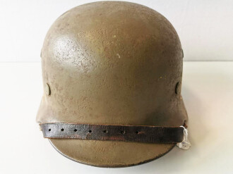 Norwegen , Stahlhelm Nachkrieg, ursprünglich ein deutscher M40, entsprechend umlackiert, das Leder im Innenfutter erneuert und weiterverwendet