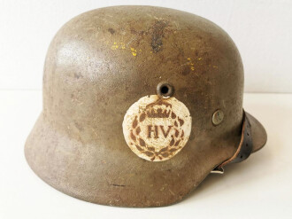 Norwegen , Stahlhelm Nachkrieg, ursprünglich ein deutscher M40, entsprechend umlackiert, das Leder im Innenfutter erneuert und weiterverwendet