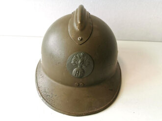 Frankreich, Stahlhelm M26 der Infanterie, Originallack, das Emblem und der Kinnriemen neuzeitlich ergänzt, Klebereste beidseitig