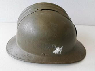 Frankreich, Stahlhelm M26 der Infanterie, Originallack, das Emblem und der Kinnriemen neuzeitlich ergänzt, Klebereste beidseitig