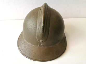 Frankreich, Stahlhelm M26 der Infanterie, Originallack, das Emblem und der Kinnriemen neuzeitlich ergänzt, Klebereste beidseitig