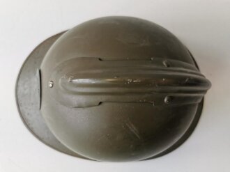 Frankreich, Stahlhelm M26 der Infanterie, Originallack, das Emblem und der Kinnriemen neuzeitlich ergänzt, Klebereste beidseitig