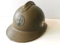 Frankreich, Stahlhelm M26 der Infanterie, Originallack, das Emblem und der Kinnriemen neuzeitlich ergänzt, Klebereste beidseitig