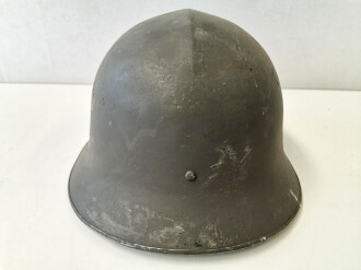 Schweden, Stahlhelm M21, von der Armee überlackiertes Stück