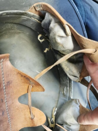 Schweden, Stahlhelm M21, von der Armee überlackiertes Stück