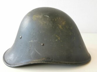 Niederlande, Stahlhelm in der Form des M34, ohne frontseitiges Abzeichen, schwarz überlackiert für Polizei ?