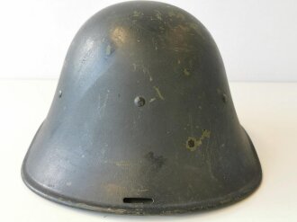 Niederlande, Stahlhelm in der Form des M34, ohne frontseitiges Abzeichen, schwarz überlackiert für Polizei ?