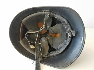 Niederlande, Stahlhelm in der Form des M34, ohne frontseitiges Abzeichen, schwarz überlackiert für Polizei ?