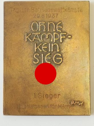 Stadt Frankfurt / Main, Siegerplakette " Tag der Betriebswettkampfe 1937" für den 1. Sieger im Kugelstossen der Männer. 53 x 68mm