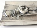 MG 08 auf Schlittenlafette, Metallrelief 14 x 24cm