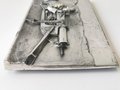 MG 08 auf Schlittenlafette, Metallrelief 14 x 24cm