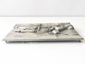 MG 08 auf Schlittenlafette, Metallrelief 14 x 24cm