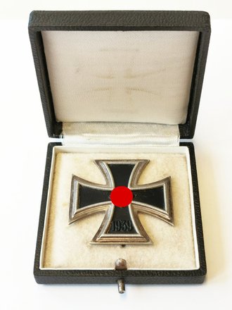 Eisernes Kreuz 1. Klasse 1939, Hersteller 3 Kasten für Deumer Lüdenscheid. Magnetisches Stück mit vollständiger Schwärzung,  in passendem Etui