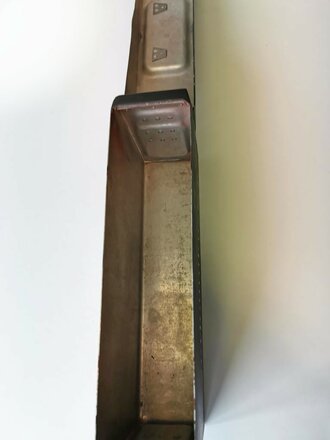 Verbandkasten aus Gurtkasten der Wehrmacht. Original Tarnlackierter Aluminiumkasten