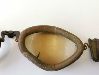 Brille Wehrmacht, identisch zur Kradmelderbrille, allerdings statt dem Gummi- ein Lederwulst. Datiert 1943, das Zugband nicht mehr elastisch