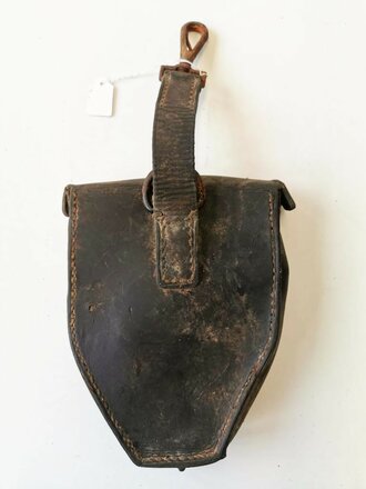 Tasche für Zünderstellschlüssel der Wehrmacht mit originaler Tarnbemalung. Ungereinigtes Stück