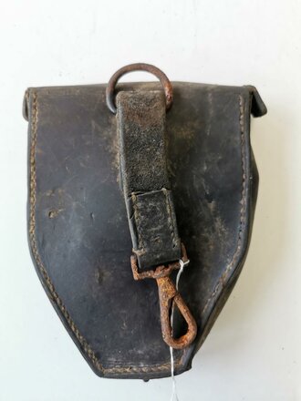 Tasche für Zünderstellschlüssel der Wehrmacht mit originaler Tarnbemalung. Ungereinigtes Stück