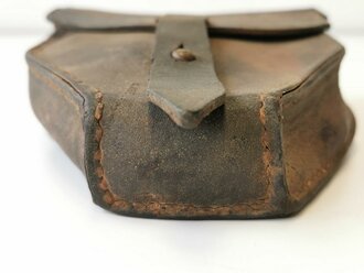 Tasche für Zünderstellschlüssel der Wehrmacht mit originaler Tarnbemalung. Ungereinigtes Stück