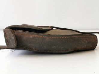 Tasche für Zünderstellschlüssel der Wehrmacht mit originaler Tarnbemalung. Ungereinigtes Stück