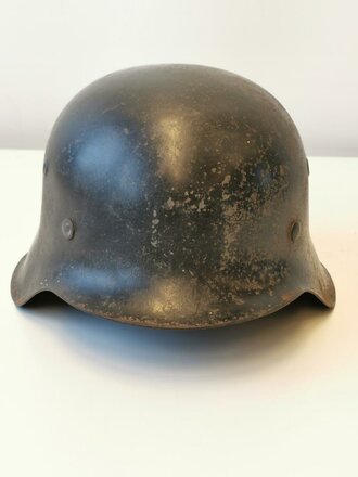 Stahlhelm Modell 1942 Wehrmacht. Wohl von der Feuerwehr nach dem Krieg überlackiertes Stück