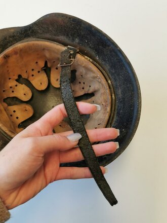 Stahlhelm Modell 1942 Wehrmacht. Wohl von der Feuerwehr nach dem Krieg überlackiertes Stück