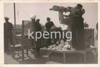 Kriegsmarine Offiziere auf der Brücke mit...
