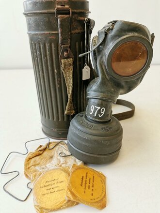 Gasmaske in Dose mit Beriemung Wehrmacht. Zusammengehöriges, ungereinigtes Set