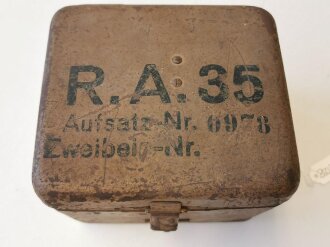 Richtaufsatz zum 80mm Granatwerfer 34 der Wehrmacht, Originallack, in ebensolchem Transportbehälter. Nicht komplett