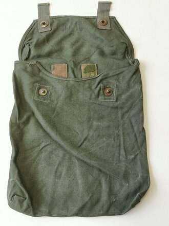 Tasche für die Gasplane der Wehrmacht, Variante mit roten Druckknöpfen