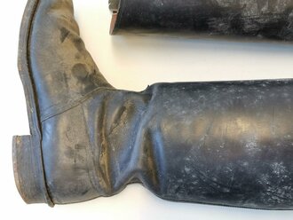 Paar Stiefel für Offiziere der Wehrmacht, im Schaft Marke " Sturmvogel" , ungereinigtes Paar aus Scheunenfund, Sohlenlänge 30cm