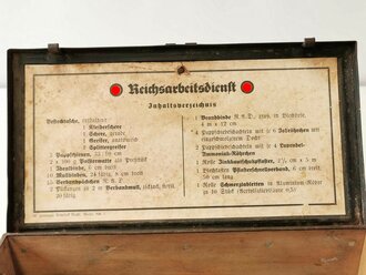 Reichsarbeitsdienst Verbandkasten, Originallack, Feldscherrune auf Spaten