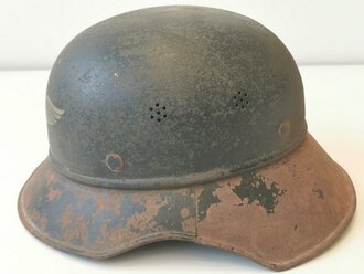 Stahlhelm Luftschutz, ungereinigter Scheunenfund, das Hakenkreuz 98% erhalten