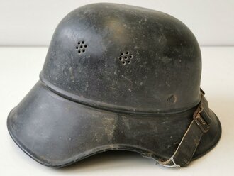 Stahlhelm Luftschutz, alt überlackiertes Stück, ungereinigt