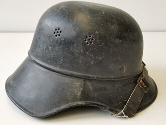 Stahlhelm Luftschutz, alt überlackiertes Stück, ungereinigt